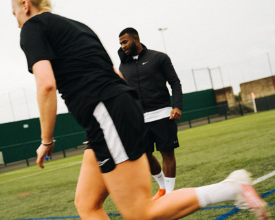 Kray Foster, football coach, training woman